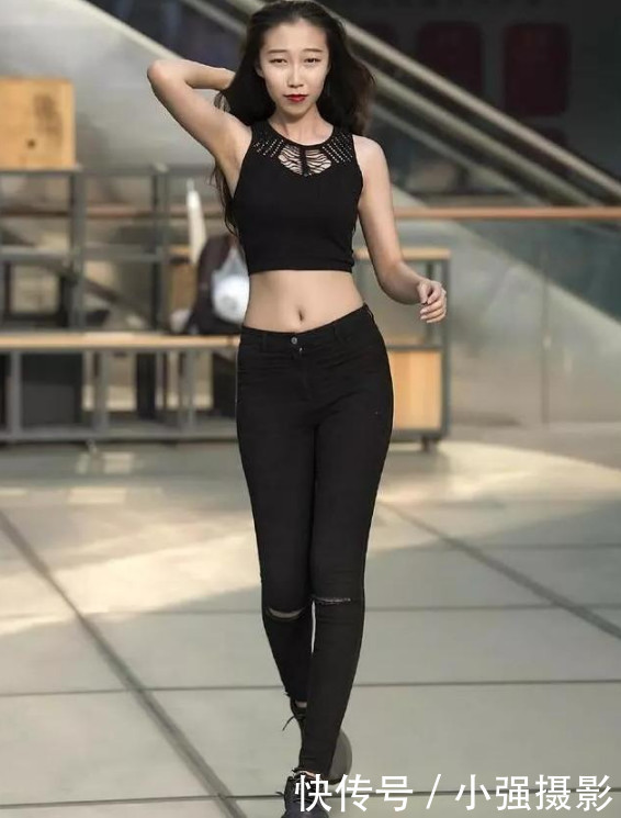 穿着黑色紧身裤的小姐姐，性感又显年轻魅力！