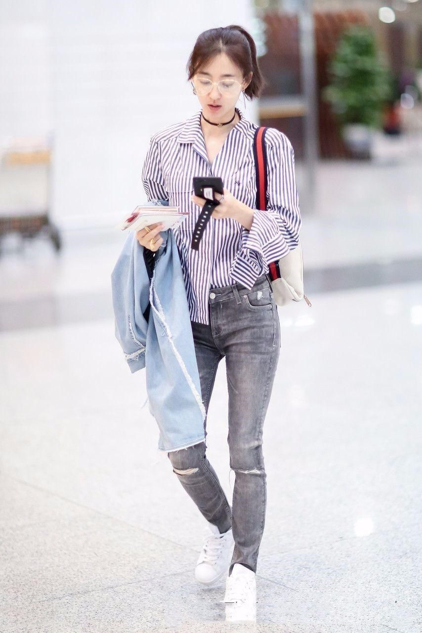 王丽坤腿型不好，穿裤子腿缝好宽，选的裤子也是显腿短的那种!