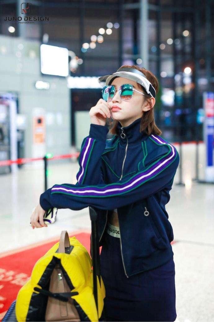 景甜的时尚真难懂，外套不好好穿就算了，还秀出打底裤竟一点不丑