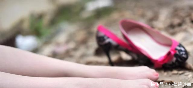 细高跟弧形鞋底,贴合脚部,能让脚部穿起来更加舒适!