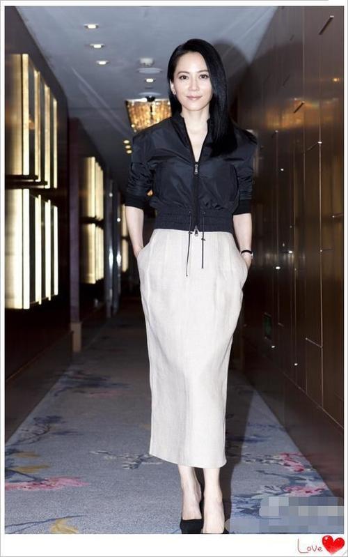 俞飞鸿为显腿长也是拼,牛仔裤提得又高又紧,网友:不怕勒得慌?