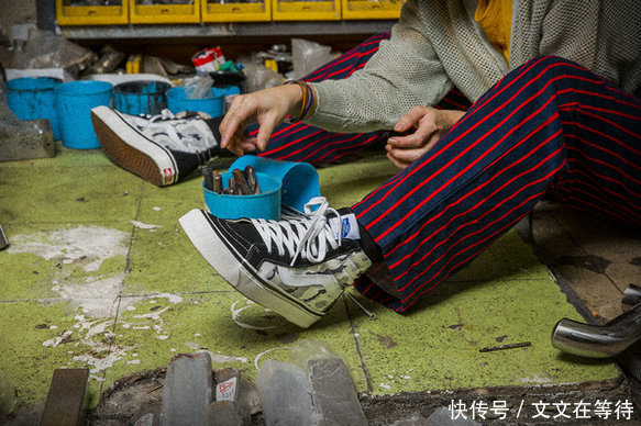 【湖蓝】湖蓝点缀!YEEZY BOOST 700鞋款全新纯白色系配色