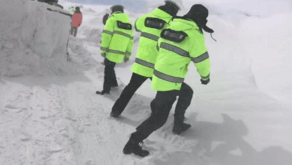 如同科幻大片！玛多境内高速公路积雪最深处达8米 汽车艰难通行