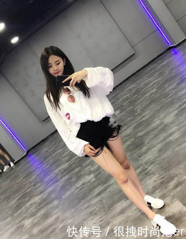 杨超越厉害了，穿这条短裤就亮相活动，网友：想把腿上的毛拔掉！