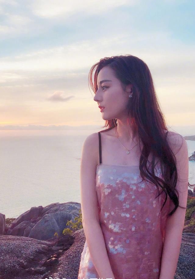 迪丽热巴宛如仙女下凡,一席白裙堪比“白浅”,微笑时甜如初恋!