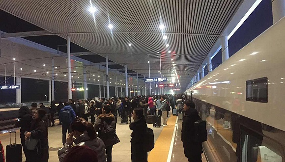 京沪高铁G22次中途发生故障，乘客换乘“救援车”返京