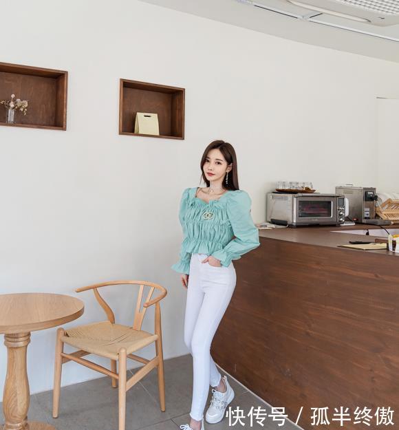 气质:孙允珠白色紧身休闲裤,时尚甜美气质出众