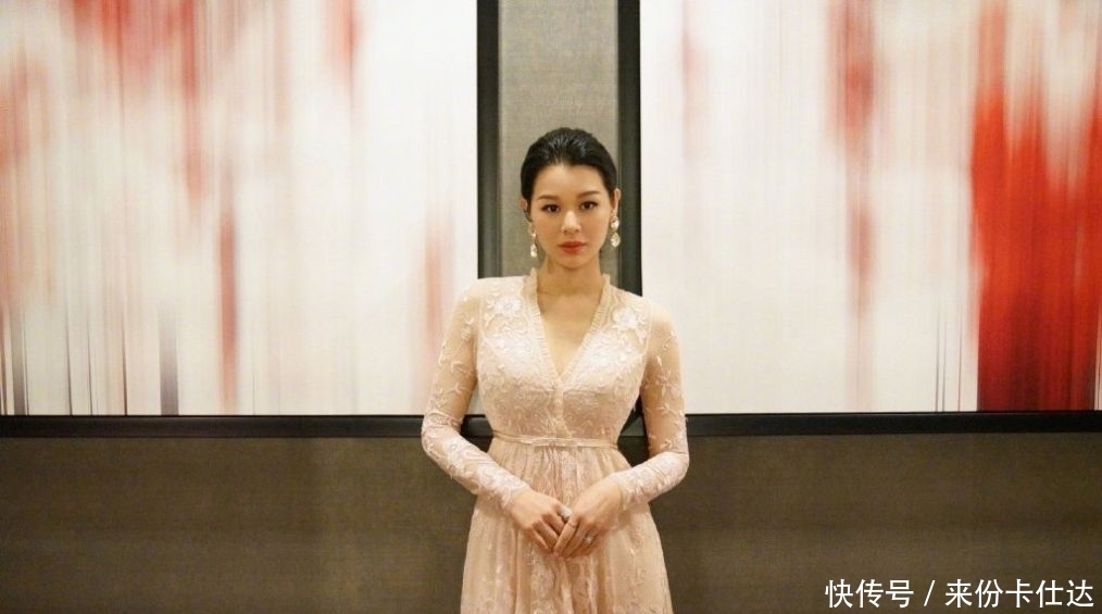 『 胡杏儿身着』今穿v领拼接长裙，配红唇黑发太吸睛，她与黄宗泽恋爱八年却分手