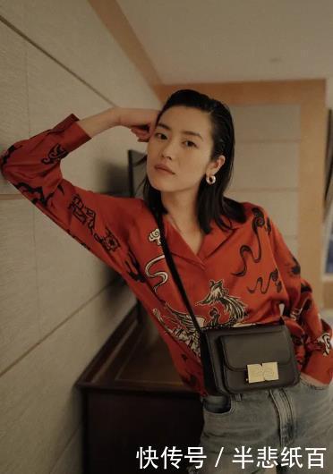 「时尚感」当吴宣仪与刘雯,同穿一件衣服,才知女星与超模之间的区别!
