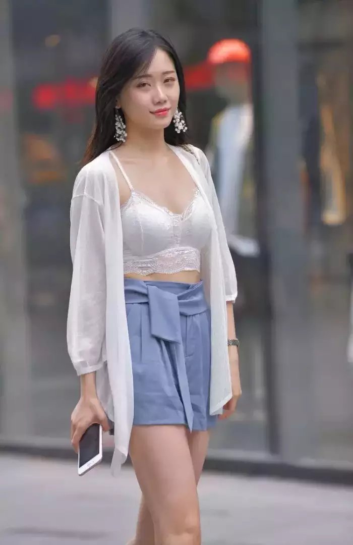 街拍美女: 清秀小姐姐蓝色半身裙搭配白色雪纺衫, 倾城一笑很动人