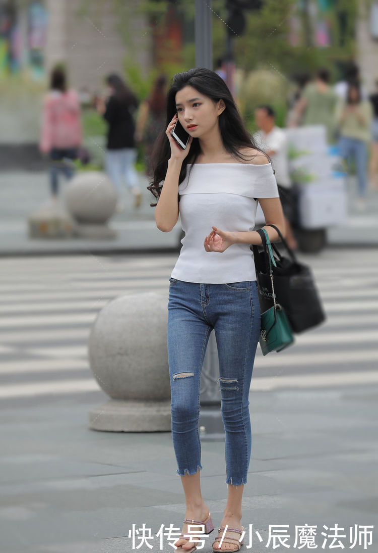 「姑娘」街拍:美若天仙的姑娘,常常都穿着很简约