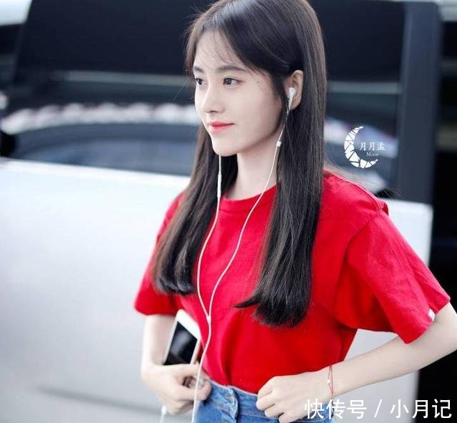 鞠婧祎简直了，牛仔裙这么紧还能把上衣扎进去，小腰到底有多细