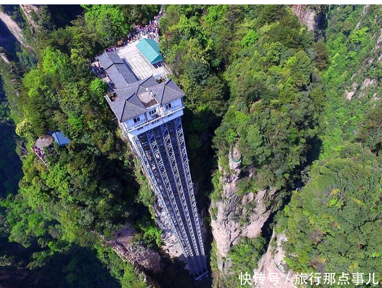 世界最危险的观光电梯,悬挂上在悬崖边上,雄伟的建筑位于中国