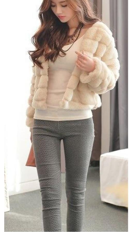 身材精致的小姐姐穿紧身打底裤，凸显女人味，美得令人窒息！