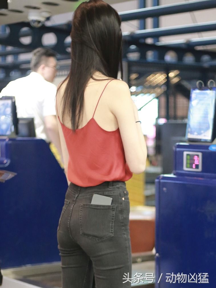 维密超模穿红色吊带 臀部下垂胸部平坦