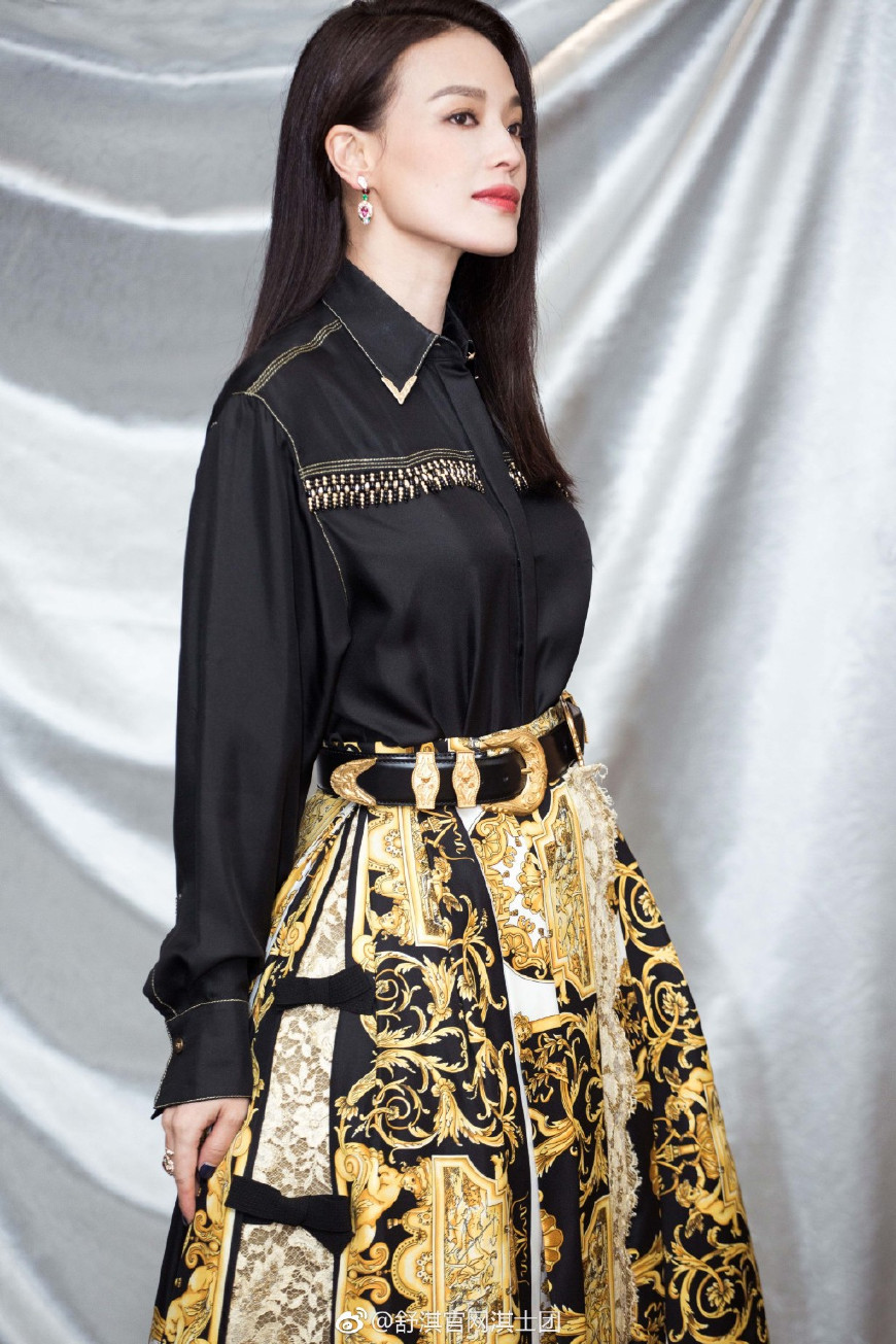 舒淇太厉害了!仅穿了一块绸缎就现身活动,网友:身材好就是任性