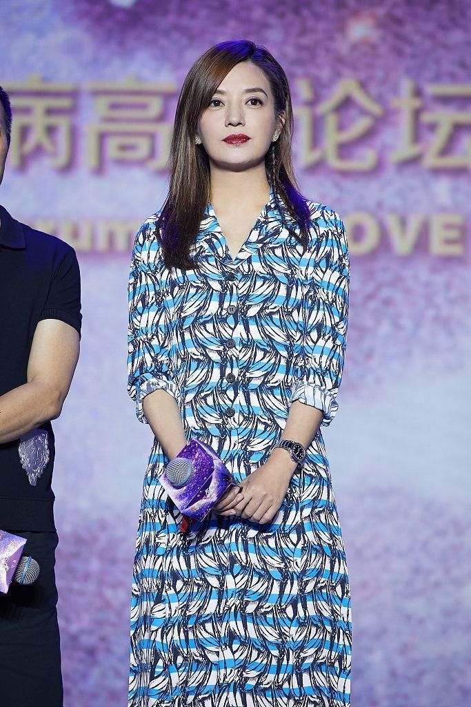 不管赵薇瘦没瘦，她的鞋子肯定是穿错了!网友:一双鞋毁一身!