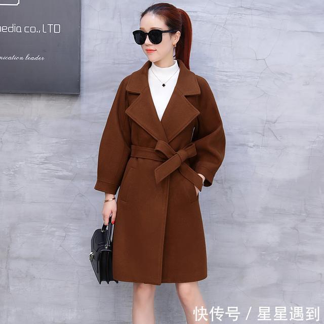 三四十女人要学会打扮，学学下面女人打底裤配大衣，时尚洋气爆了