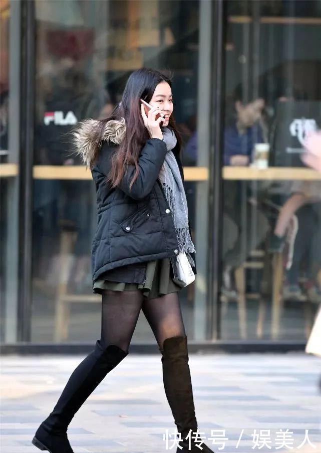 喜欢■街拍：姑娘在冬天很喜欢穿着长靴出行