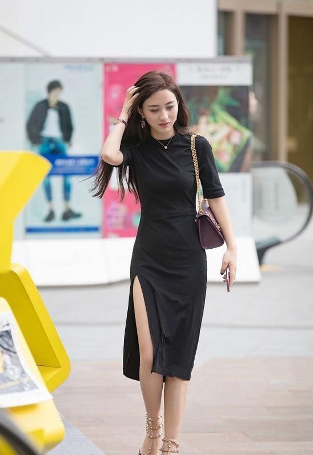 #紧身#街拍:青春洋溢的紧身裙美女,彰显潮流的气息,靓丽又大气