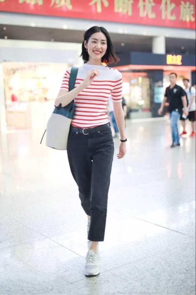 机场穿搭就服刘雯，什么衣服穿在她身上就立马提升好几个档次！