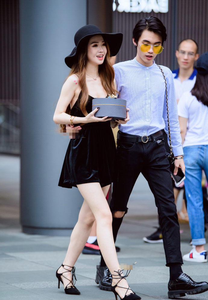 时尚小姐姐穿黑色吊带秀出曼妙好身材，一双白腿十分有魅力