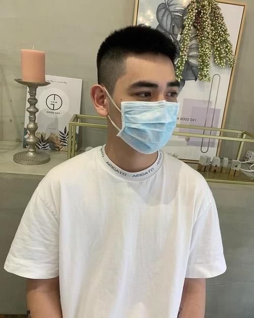  试试：男生“不烫不染”的发型，试试这几款，剪完时髦又帅气