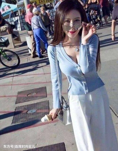 美女穿上打底裤，性感的身姿，妩媚诱人，性感十足！