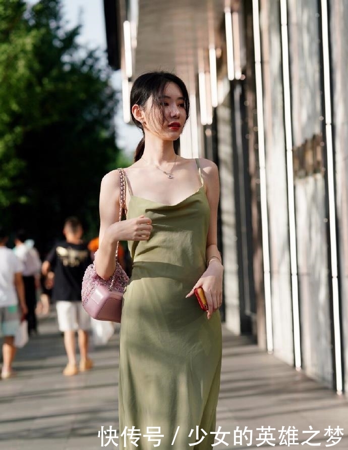 # 美女#紧身裙穿搭，优雅又性感！，街拍美女：时尚靓丽的小姐姐