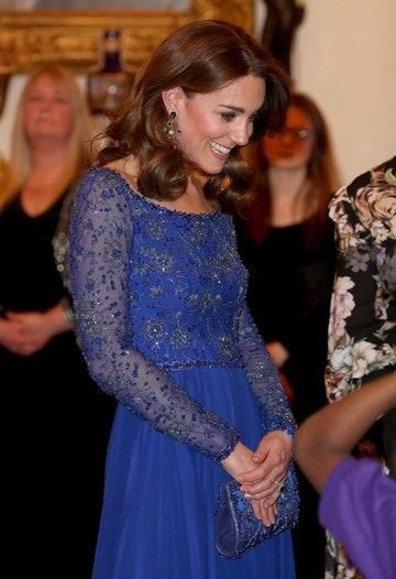 【 威斯敏斯特大教堂】这个举动却让人捏了把冷汗，凯特孔雀蓝礼服白金汉宫主场容光焕发