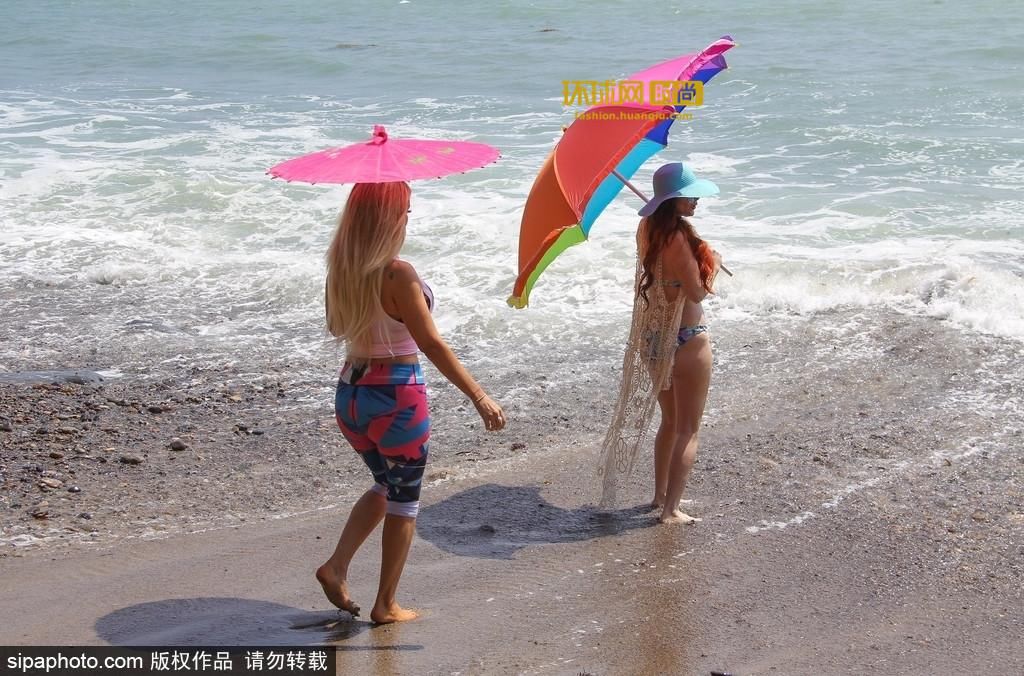 好姐妹沙滩一起大秀身材，性感加倍让人无法转移视线