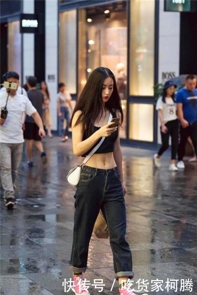 「肤白」街拍:貌美肤白的小姐姐,唯美的穿搭很动人,唯美大气