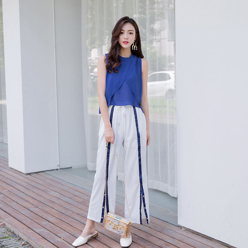 老婆换掉裙子还真更显嫩美，这样的休闲套装，惹的路人一步三回头