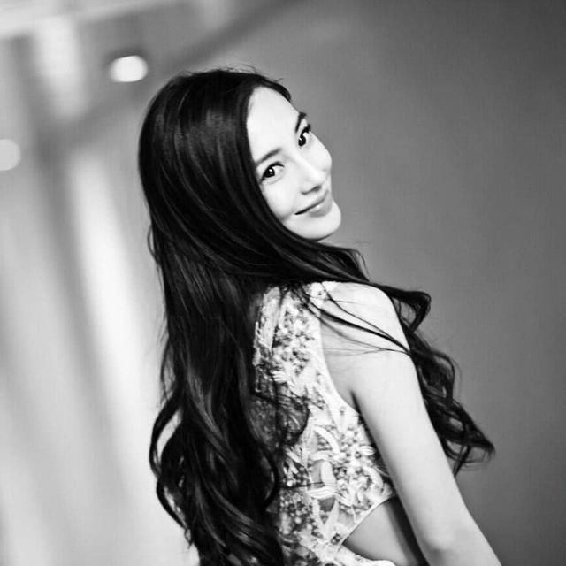 杨颖为品牌拍摄广告，身材迷人容貌美丽，看不出她已经30岁了