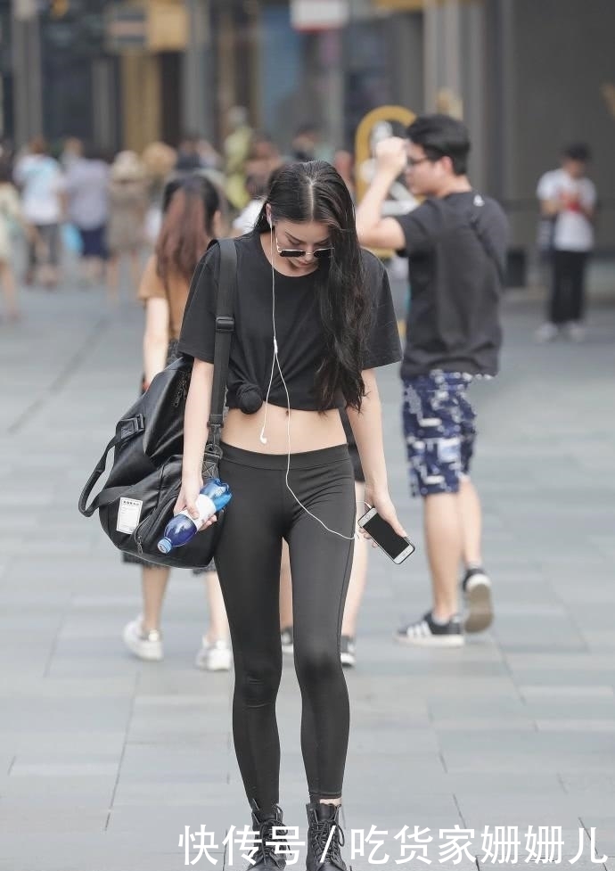 #紧身裤#长发女孩T恤搭配紧身裤, 时尚的穿搭, 尽显青春活力