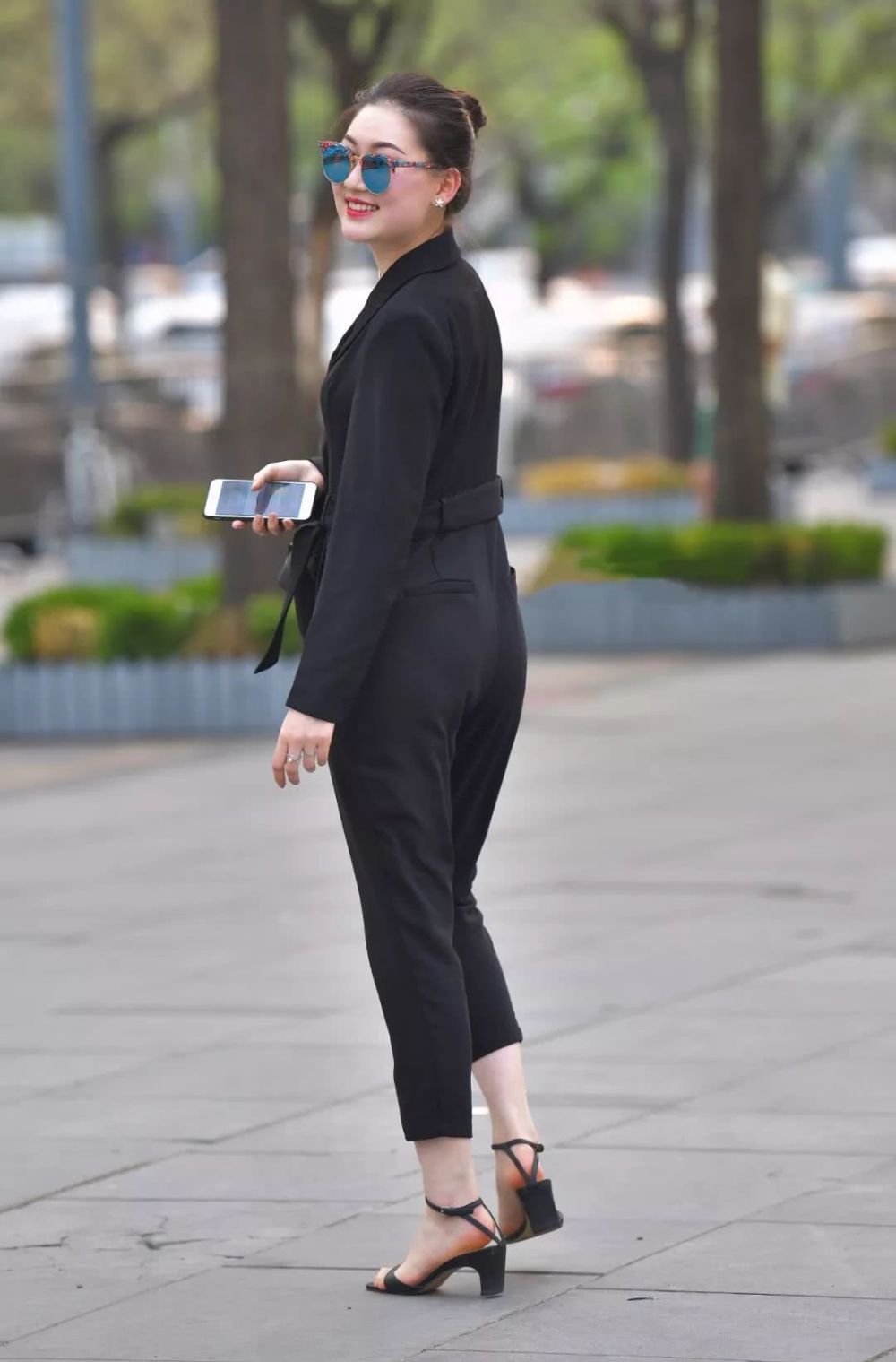 街拍美女：气质大姐姐，很开心啊