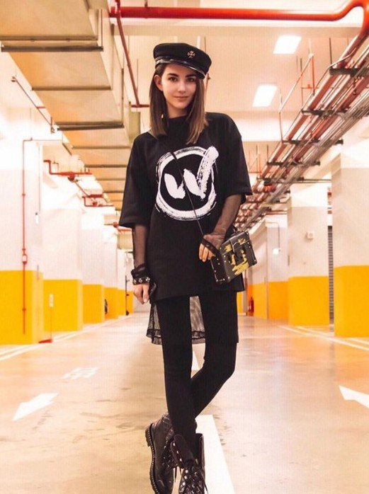 昆凌真土豪，穿着镶满金边的裤子霸气外露，不愧是“天王嫂”!