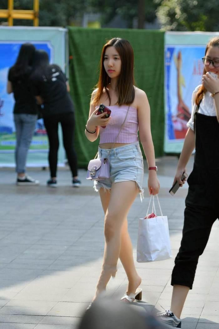 街拍：小美女淡紫色抹胸上衣小短裤出街，皮肤白嫩美腿诱人！