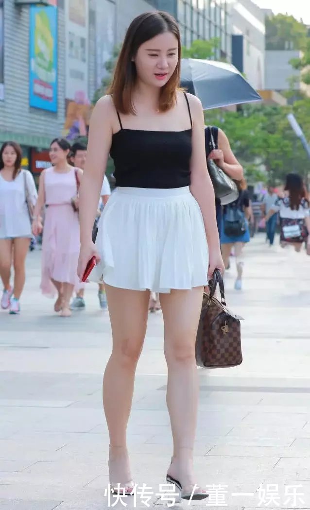 丰满的小姐姐依然有着玲珑的身材，白皙的肌肤浸润着甜美的气息