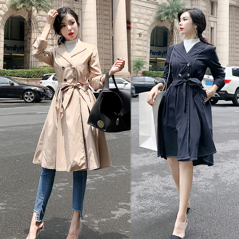 立秋后早晚凉!女人最好少穿裙子，试试风衣+衬衫，美的恰到好处