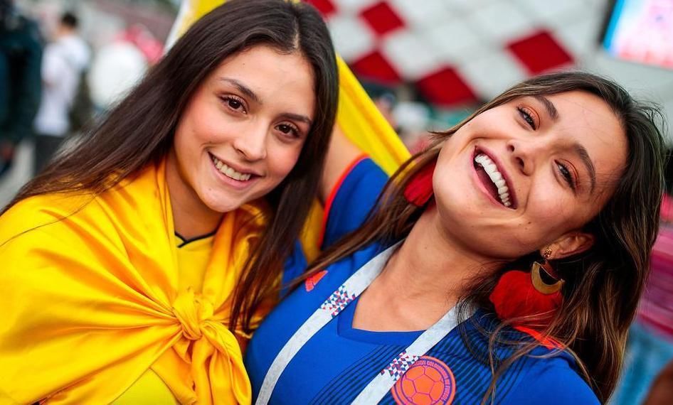 世界杯1/8决赛佳丽:哥伦比亚美女烈焰红唇，英格兰姑娘清新雅致