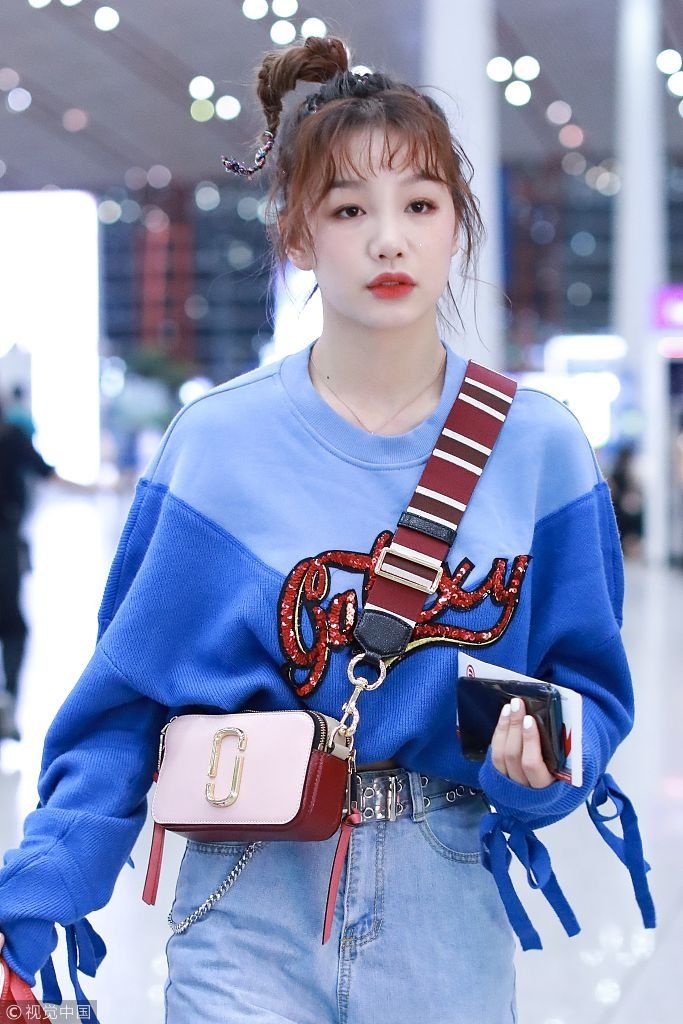 火箭少女101成员徐梦洁独自现身机场 扎上翘马尾甜蜜露笑活泼可爱