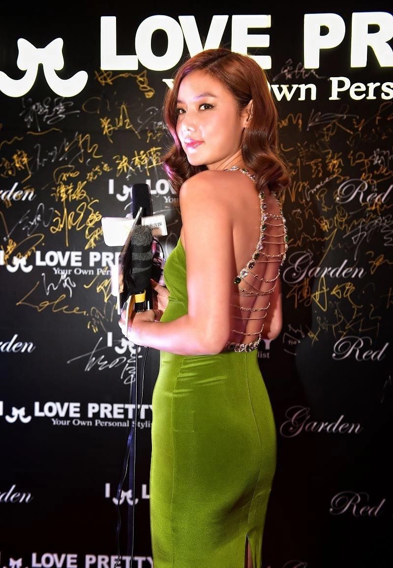  乐基儿：乐基儿真自信，这么紧的连衣裙也能塞进去，转身不见一丝赘肉