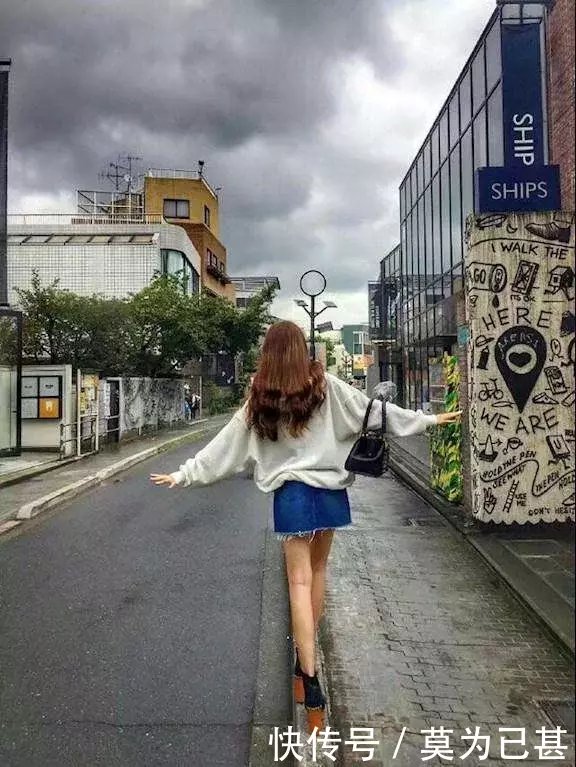 街拍：小巷子里两旗袍少女，清纯不失气质，网友：真想领一个回家