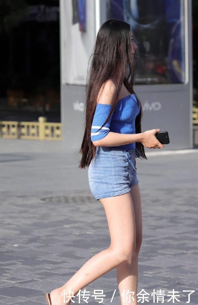 『 看起来』小姐姐好身材完美展示出来了，露肩短袖搭配热裤
