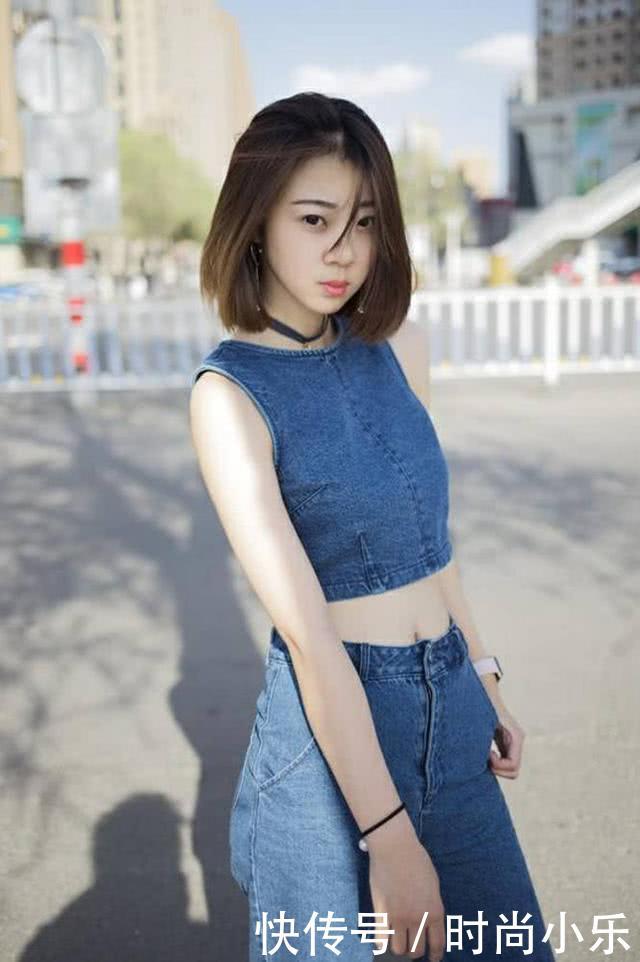 街拍：简约清爽舒适的小姐姐，素净简约时髦魅力独特！