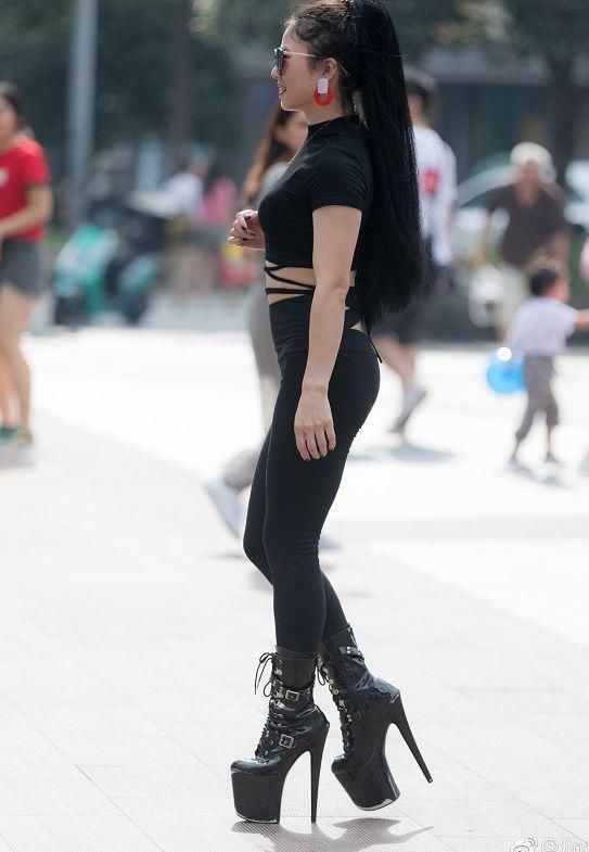 街拍:美女穿抹胸开叉裙，嫩白锁骨笔直双腿，别有一番风情!