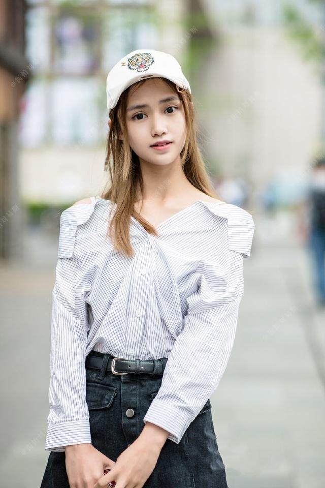 路人街拍，小姐姐气质优雅，白皙的皮肤很是动人