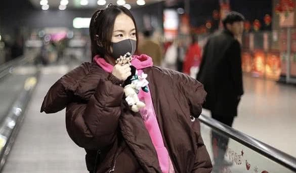 38岁董洁跟霍思燕一同现身机场，网友：少女跟大妈的区别一目了