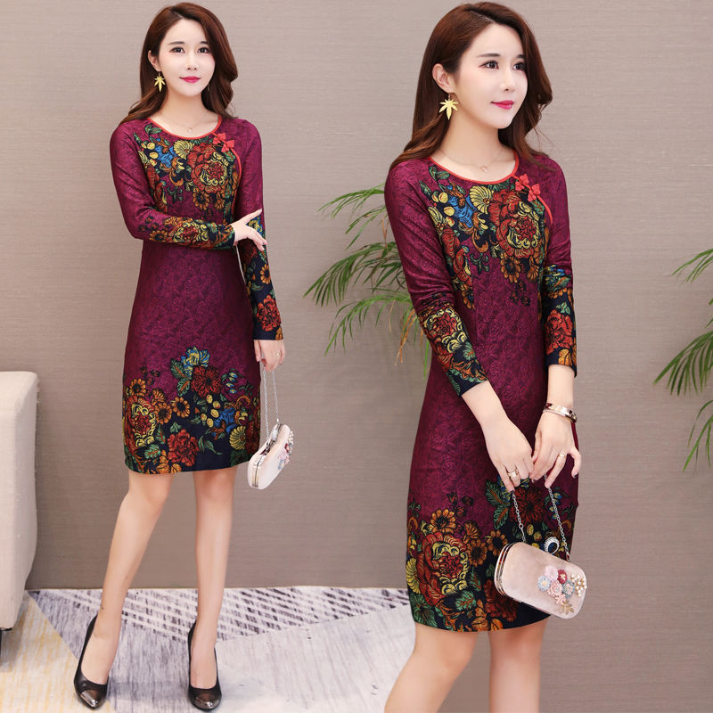 48岁老婆真时髦，穿上这种“改良旗袍”秋裙，遮肉显瘦又减龄